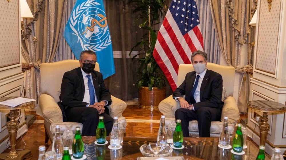 WHO秘書長譚德塞與美國國務卿布林肯在科威特會面。（布林肯推特）