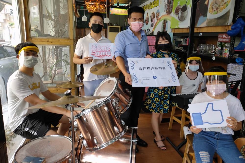 豆志服務社與中港佳音樂器，合作協助十個部落的青少年組成樂團。（楊文琳攝）