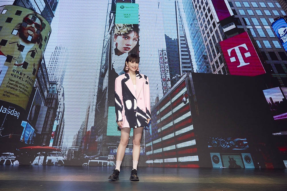 歌手魏如萱日前因擔任國際數位平台Spotify《EQUAL》封面人物，個人主視覺繼張惠妹之後，登上紐約時代廣場20層樓高的巨幕。（何樂音樂提供）