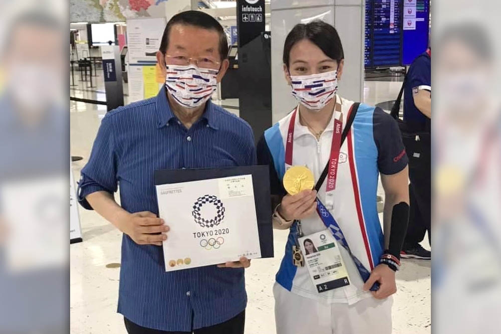 謝長廷31日在臉書貼出東奧選手登機返台前的照片。郭婞淳包緊緊也被粉絲認出來。（取自謝長廷臉書）