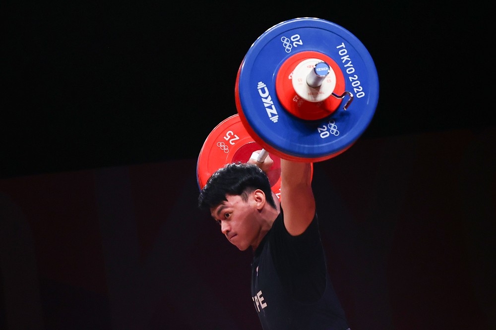 陳柏任31日晚上在東奧男子舉重96公斤量級項目出賽，挺舉及總和打破自己的全國紀錄。（湯森路透）