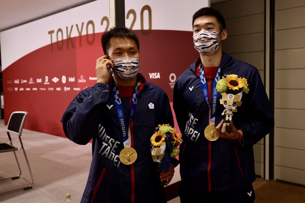 台灣「黃金男雙」李洋（左）、王齊麟（右），7月31日在東京奧運男雙羽球金牌戰直落二力退中國，賽後蔡總統致電恭喜兩人。（中華奧會提供）