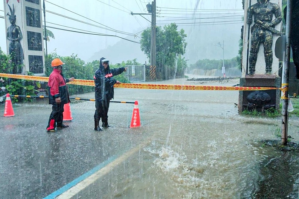 台南市、高雄市、屏東縣發布大豪雨特報，在雨彈狂炸之下，許多路段與橋梁陸續關閉，請民眾外出要特別小心。（取自潘孟安臉書）