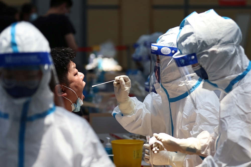 南京市醫護人員對民眾進行核酸篩檢。（湯森路透）