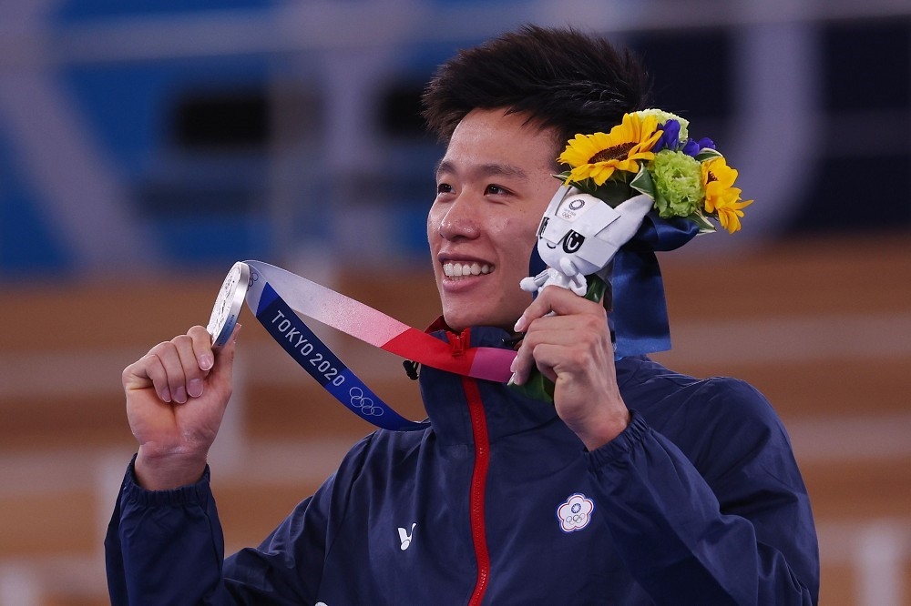 揮別落馬陰影，我國體操隊「鞍馬王子」李智凱在東京奧運鞍馬決戰「銀」了！（湯森路透）