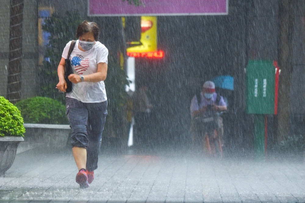 氣象局表示，2日偏強的西南風將水氣往台灣輸送，天氣仍不穩定，各地都有可能出現陣雨或雷雨。（ 資料照片／蔣銀珊攝）