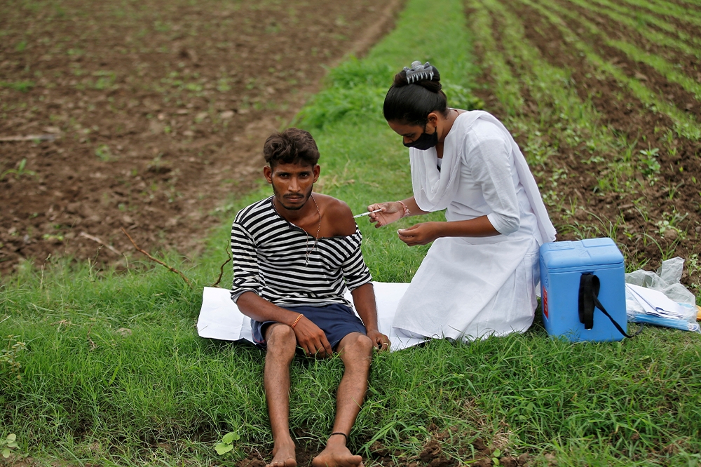 印度疫情连续11周下降的纪录被打破，图为印度古吉拉特邦（Gujarat）到府打疫苗的情景。（汤森路透）(photo:UpMedia)