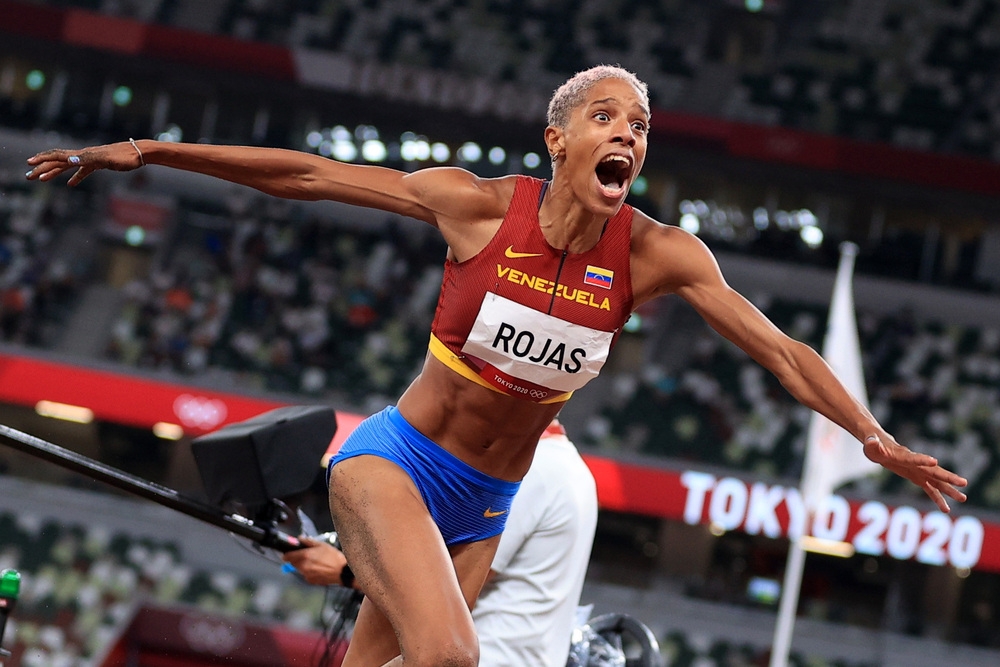 成功打破高懸26年世界紀錄，委內瑞拉三級跳選手羅哈斯非常激動。（湯森路透）