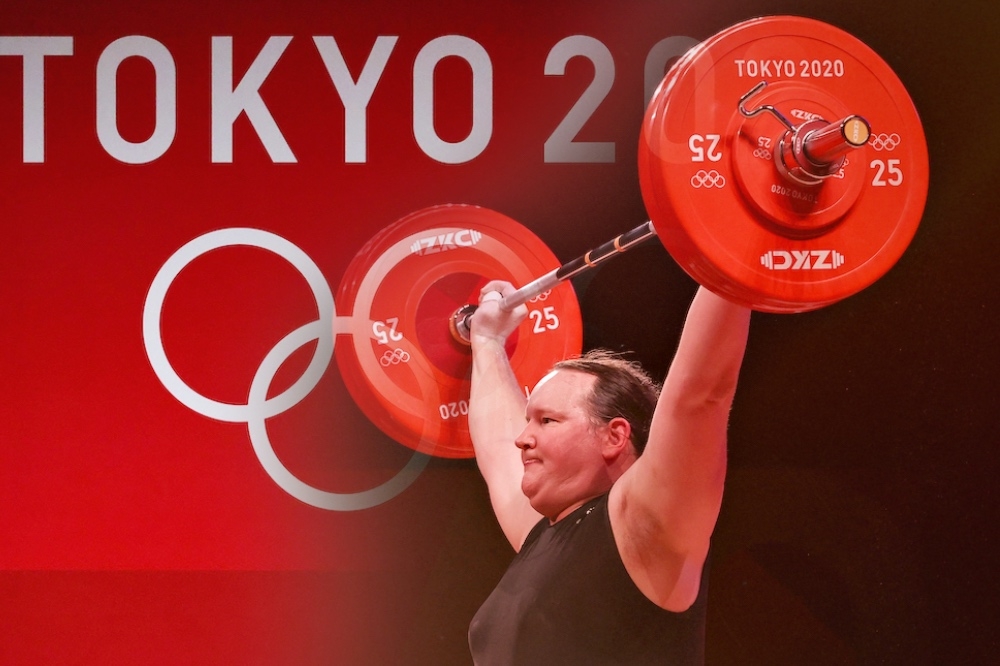 東京奧運女子舉重87公斤以上量級項目，紐西蘭跨性別運動員締造歷史一幕。（湯森路透）