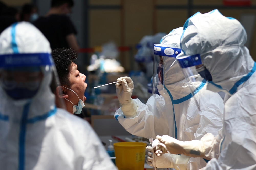 武漢市3日上午召開記者會，宣布「啟動全市全員核酸檢測」。（湯森路透）
