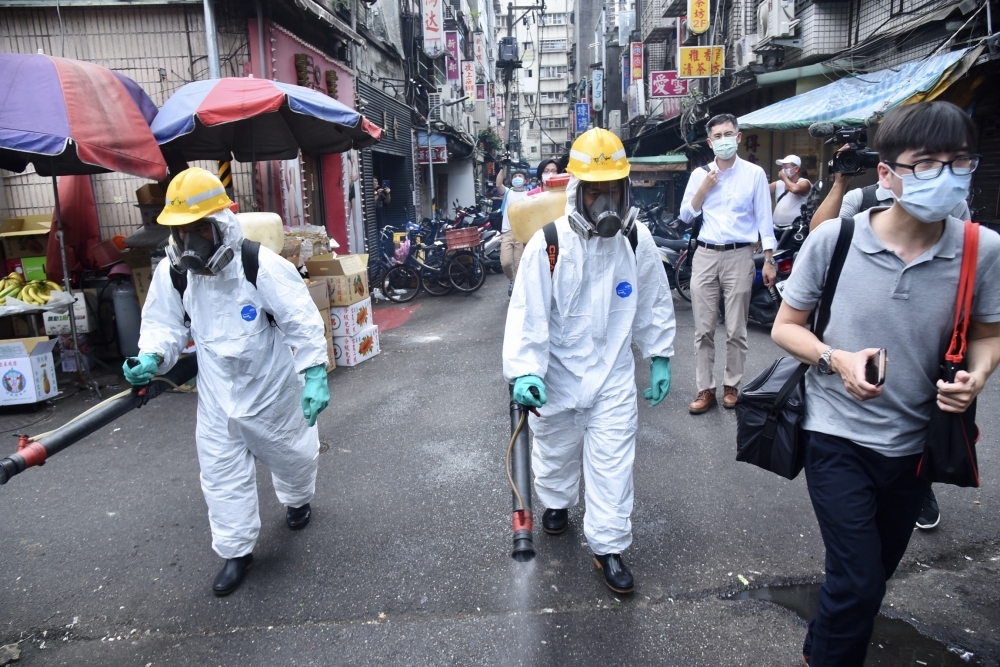 5月時爆發本土疫情，台北市萬華龍山寺周邊進行大消毒。（資料照片／張哲偉攝）