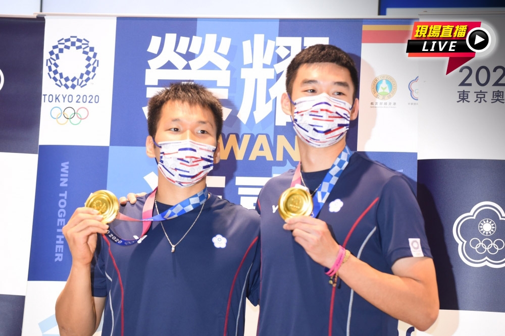 中華羽球代表隊4日下午搭乘華航CI101返台，接受國人喝采。圖為王齊麟（右）及李洋（左）秀出東奧金牌。（張哲偉攝）