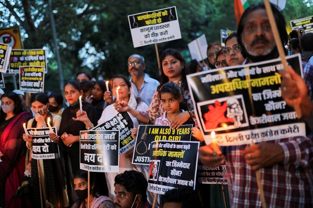 印度近日一名女童離奇死亡，生前疑似遭到輪姦，引發民眾的怒火。（湯森路透）