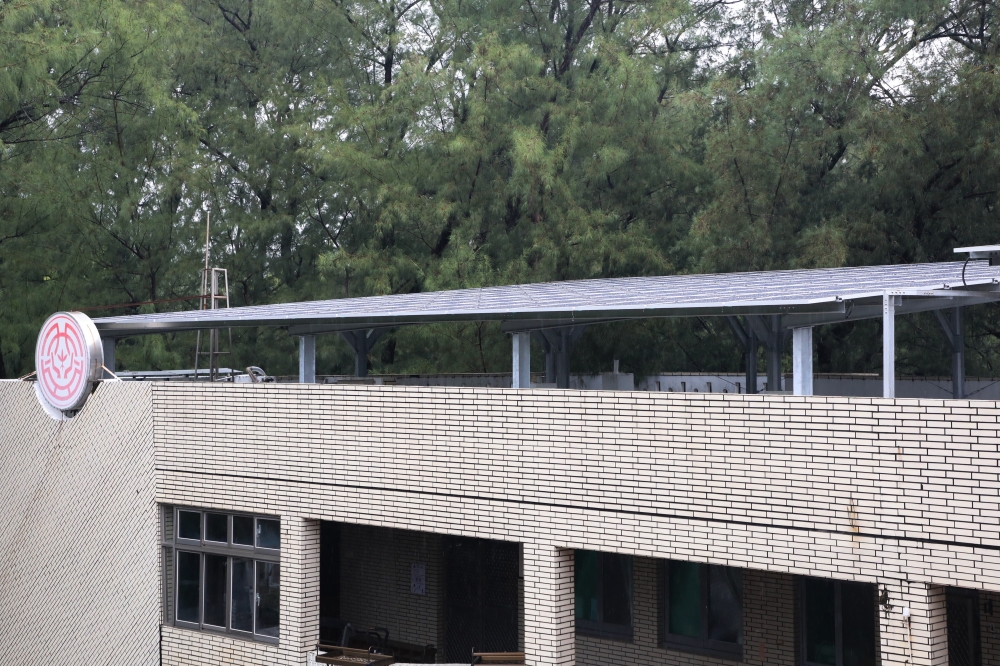 瑞復益智中心的屋頂設有太陽能板，能減少營運負擔。（台南市政府提供）