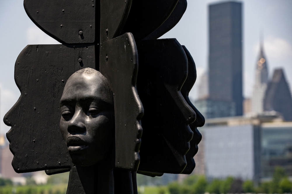 雕塑家法蘭西斯（Tanda Francis）於紐約昆斯布里奇公園創作「Rockit Black」，希望能透過描繪非洲女神瓦塔（Mami Wata）與奧順（Oshun）消除黑人歧視。（湯森路透）