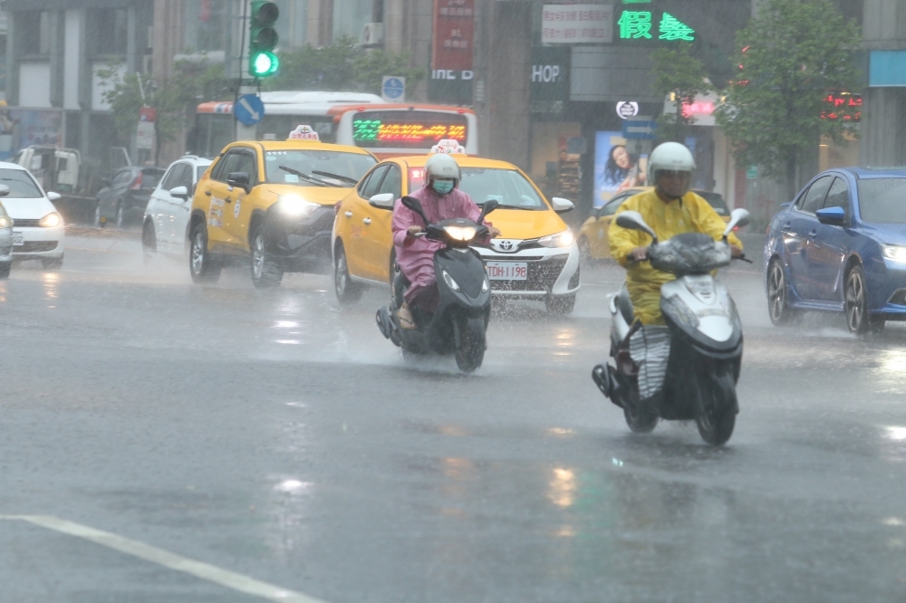 輕颱盧碧雖已逐漸減弱，但受對流影響，中南部雨勢仍不斷。（資料照片／王侑聖攝）