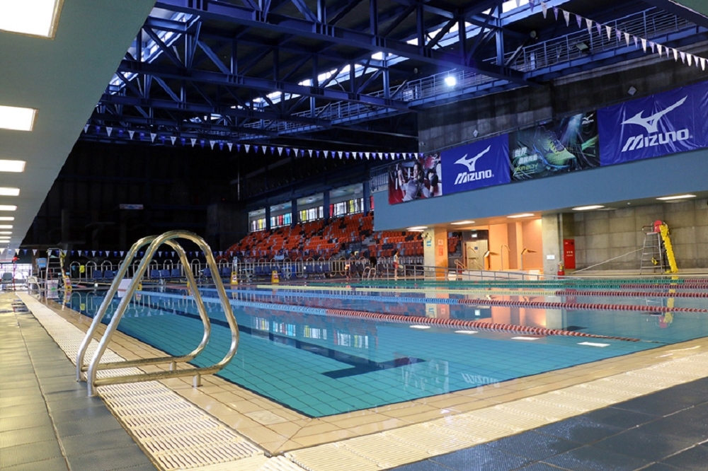 指揮中心宣布，10日起可有條件開放游泳池。（取自台北市松山運動中心臉書）