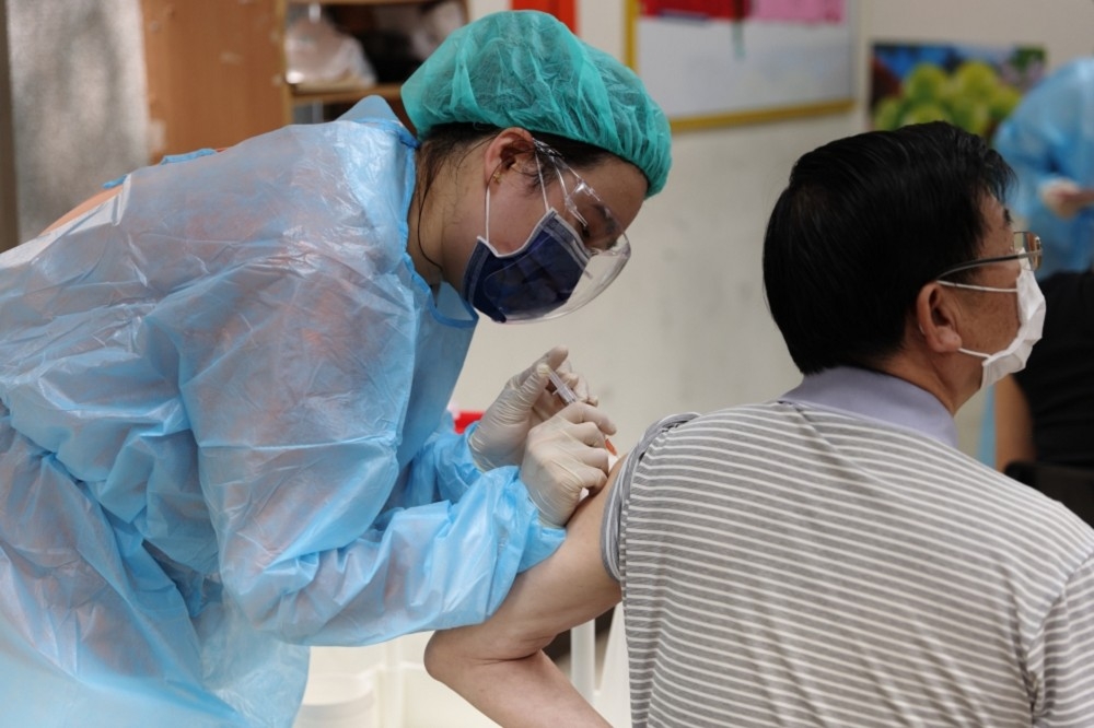 中央流行疫情指揮中心指揮官陳時中6日宣布，第6輪疫苗接種將開打高端疫苗，時間可能落在8月下旬。（資料照片／陳愷巨攝）