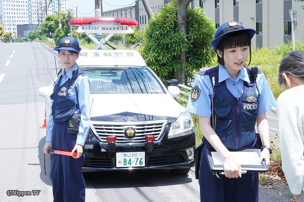 戶田惠梨香（左）在新戲《秘密內幕-女警的反擊-》裡是個能力卓越的資深警察，與永野芽郁飾演經常闖禍的菜鳥警察完全不一樣。（WAKUWAKU JAPAN提供）