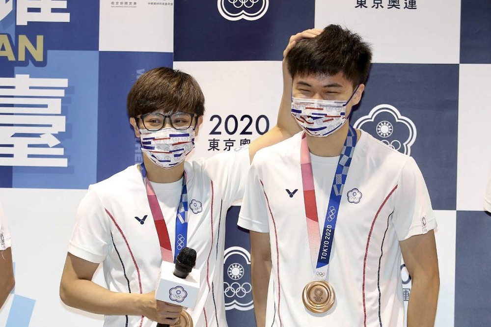 東京奧運中奪下桌球混雙銅牌的我國桌球選手林昀儒（右）、鄭怡靜（左），下午4點51分抵國門。（張哲偉攝）