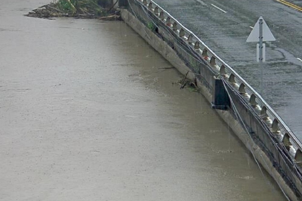 水利署對高屏部分地區發布一、二級淹水警戒。圖為阿蓮區崇德橋的即時影像。（取自水利署即時影像）