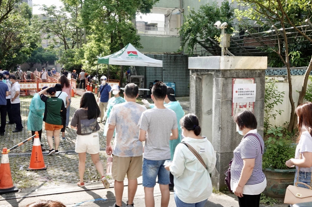 台北虎林街傳出群聚，又有一名攤商確診。（資料照片／王侑聖攝）