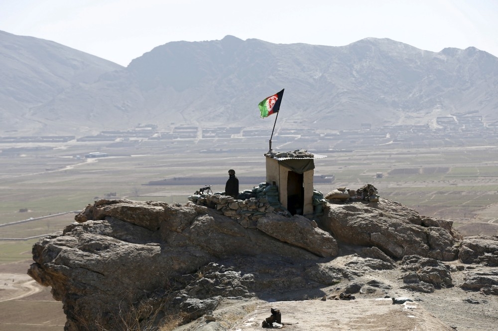 阿富汗安全部隊在赫拉特省（Herat  province）古扎拉區（Guzara district）檢查站看守。（湯森路透）