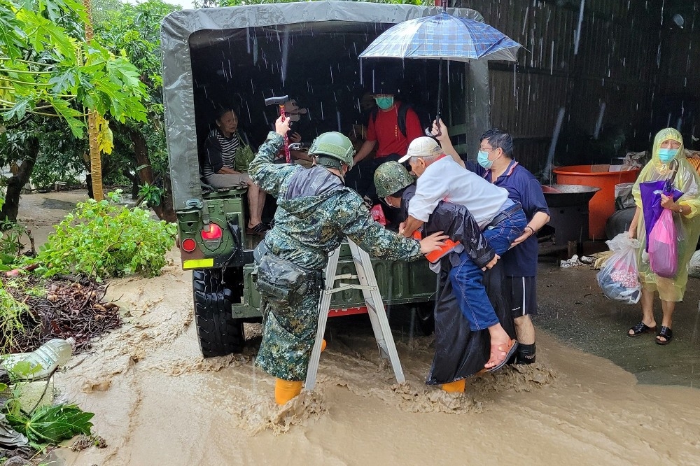 43砲指部派遣兵力前往六龜區中興里周邊協助住戶疏散。（第四作戰區提供）