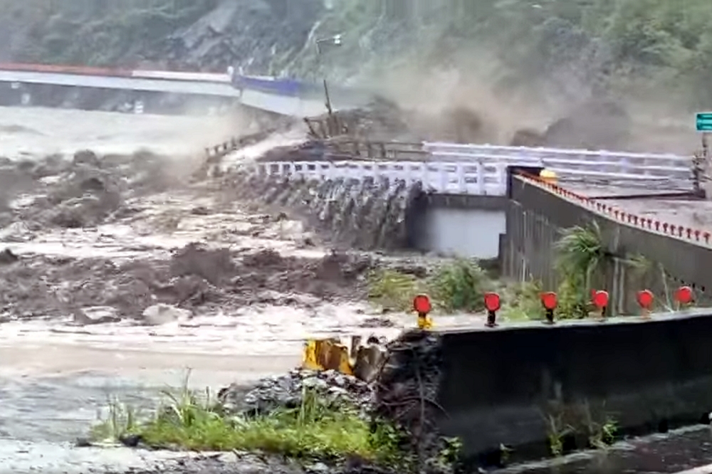 高雄桃源區公所在臉書粉專貼出明霸克露橋遭洪水沖走的瞬間。（擷自高雄市桃源區公所臉書）