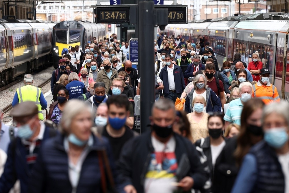 今年7月，倫敦國王十字車站的旅客大部分都已經戴上口罩（湯森路透）