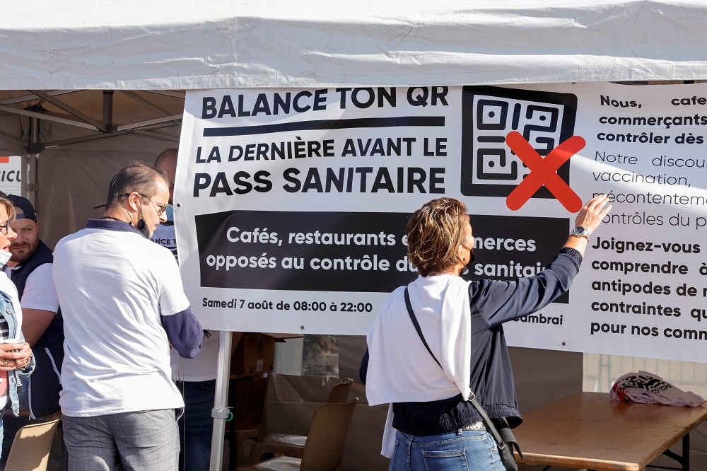 法國民眾反對政府推行健康通行證。（湯森路透）