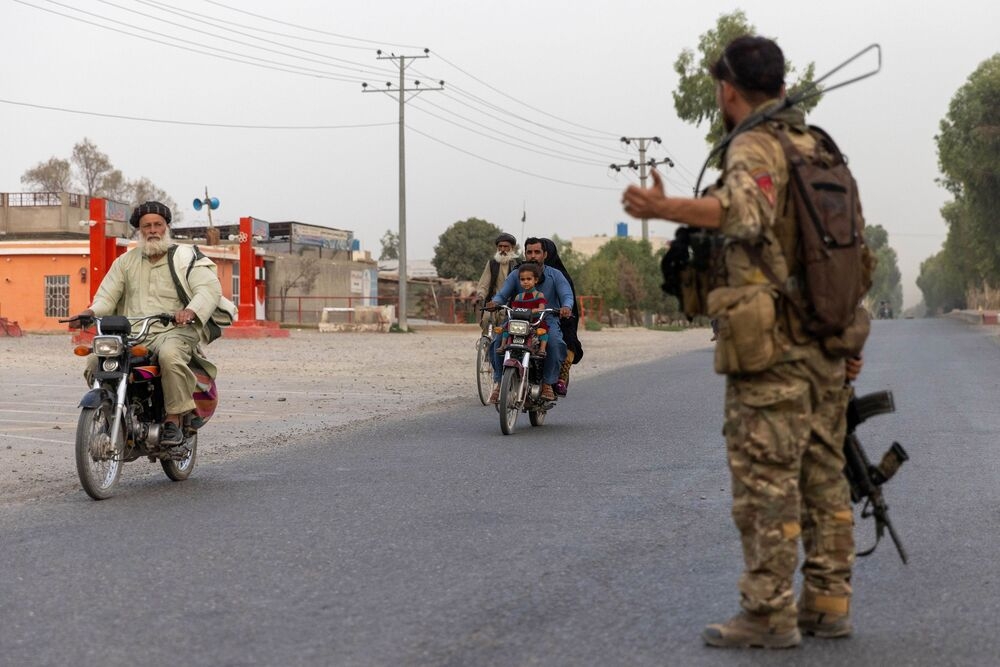 阿富汗政府軍在主要道路設置檢查哨。（湯森路透）