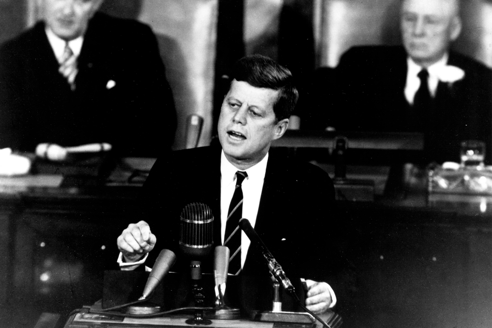 1961年5月25日，美國總統甘迺迪在國會提議，美國應該在十年內之內達成登陸月球的目標（圖片取自維基百科）