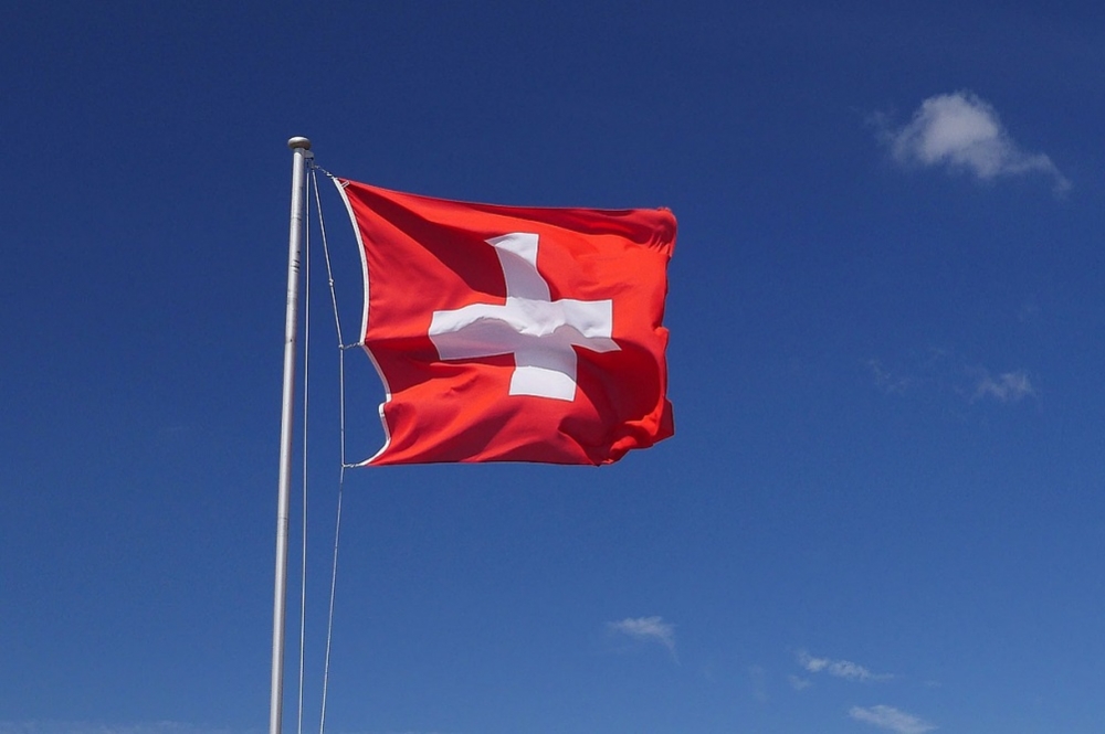 飘扬的瑞士国旗。（pixabay）(photo:UpMedia)