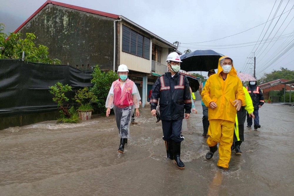 高雄市長陳其邁（中）挺進山區，最前線指揮救災。（高雄市政府提供）