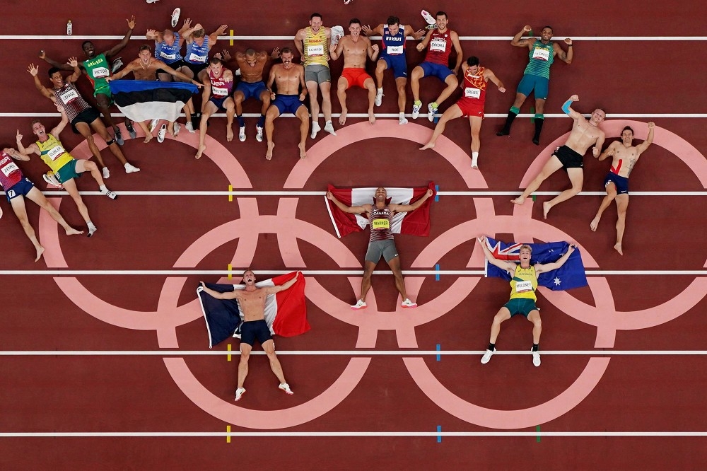 此次東奧男子1500公尺田徑比賽後，所有選手集體合照留念。（湯森路透）