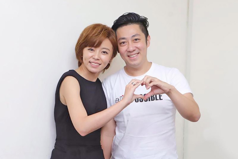 艾成（右）、王瞳2020年7月結婚，婚後短短1年多，女方就在直播節目抱怨老公像機器人。（民視提供）