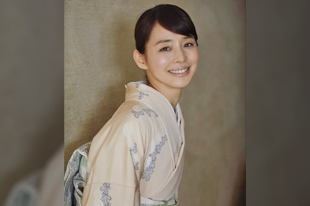 年過50歲的石田百合子氣質清新，屢獲日本媒體選為最具女人味的女星，她小學六年級時因父親工作關係來台定居，三年後才搬回東京。（翻攝自石田百合子IG)

