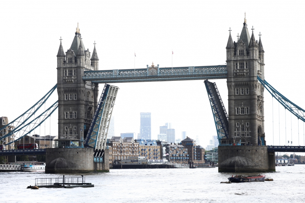 倫敦塔橋9日因「技術問題」卡住，兩端引道則暫時關閉，導致倫敦交通阻塞。（湯森路透）