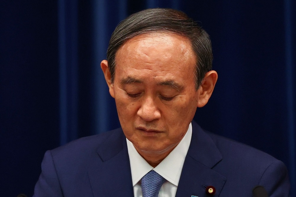 日本首相菅義偉民調持續下滑。（湯森路透）
