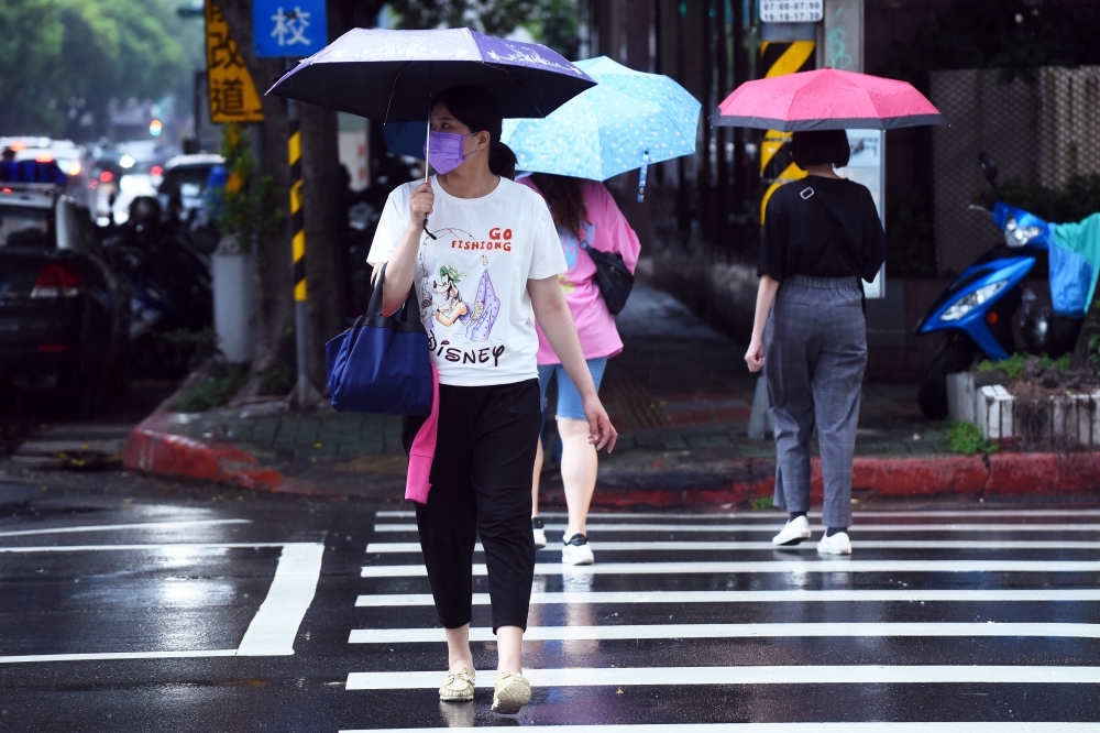 氣象局表示中南部未來一周仍受西南風影響，有不定時短暫陣雨或雷雨。（資料照片／張哲偉攝）