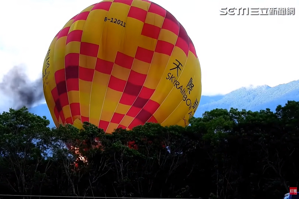 台東縣熱氣球嘉年華活動10日發生11年來第1起熱氣球著火事故。（擷自三立新聞網YouTube） 
