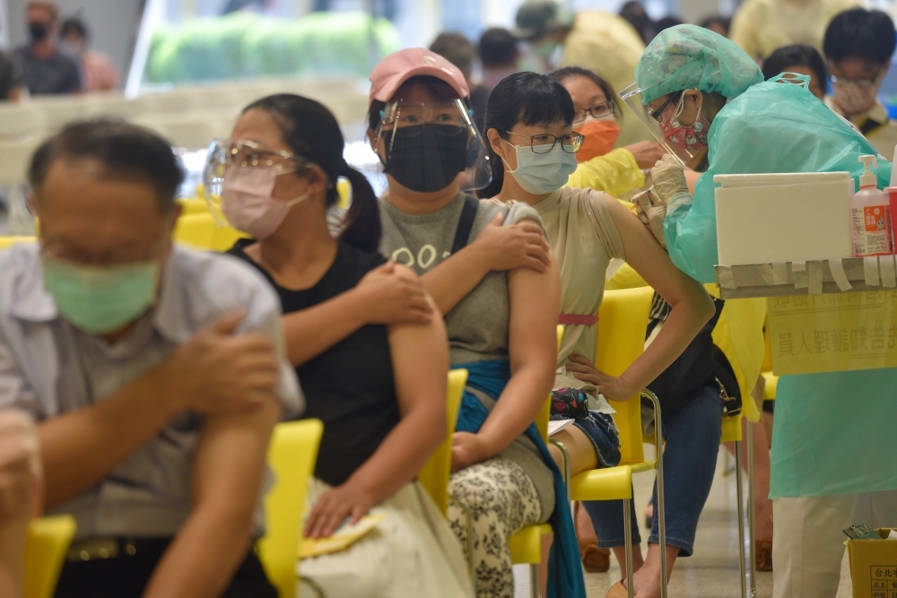 台灣將出現疫苗荒，AZ與莫德納存量都已見底，恐出現疫苗空窗期。（資料照片／蔣銀珊攝）