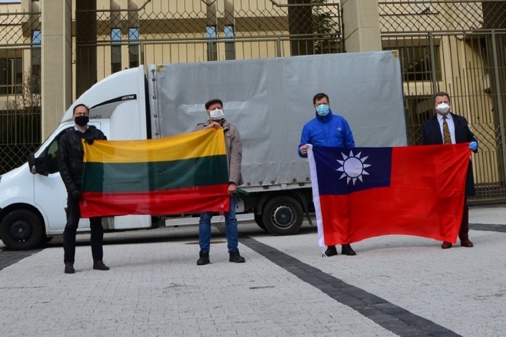 台灣與立陶宛宣布互設代表處，中國外交部竟召回其立陶宛駐使「懲罰」，民進黨對此表示我們絕不向中國霸凌行為低頭。（取自Mantas Adomėnas臉書）