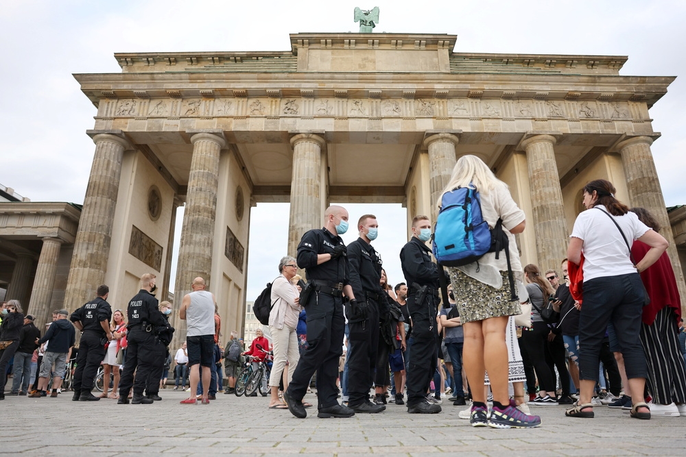德國警方在柏林布蘭登堡門值勤。（湯森路透）