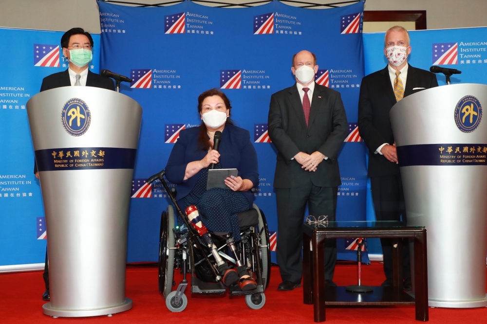 美國參議員達克沃斯曾在6月6日搭乘軍機旋風式訪台宣布捐贈台灣疫苗。（外交部提供）