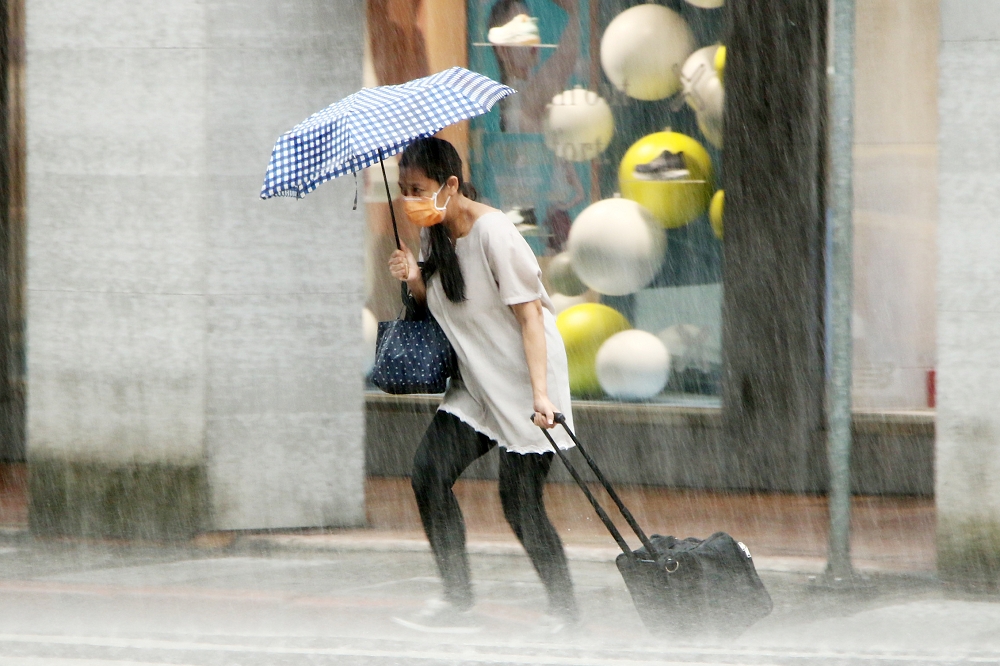 12日因午後熱對流發展旺盛，易有短延時強降雨發生，台灣西半部及宜蘭山區午後有局部大雨發生的機率。（資料照片／王侑聖攝）