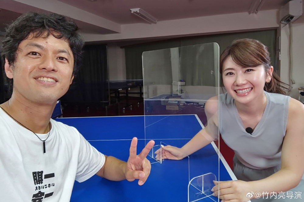 福原愛（右）接受紀錄片導演竹內亮在新作《雙面奧運》的訪問，兩人以流利中文對話。（取自竹內亮導演微博）