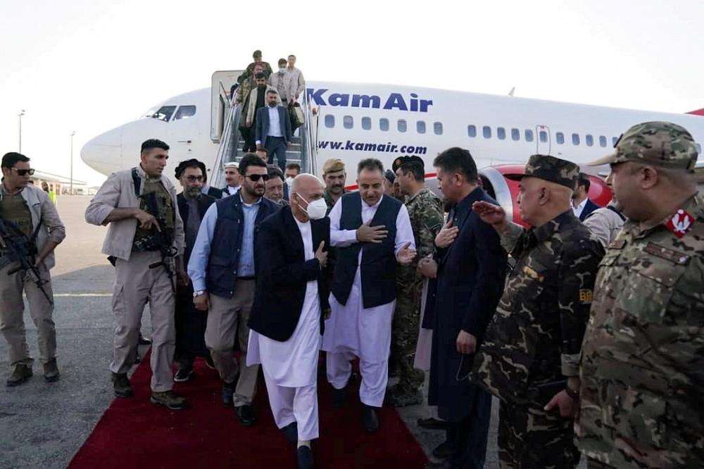 阿富汗總統甘尼11日前往北方城市Mazar-i-Sharif 視察，周遭區域多數已落入神學士手中。 （湯森路透）