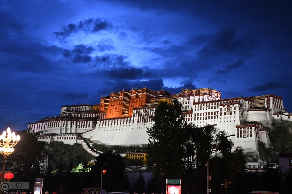 布達拉宮（2018 © Jack L , Tibet @ Flickr, CC BY-SA 2.0.）